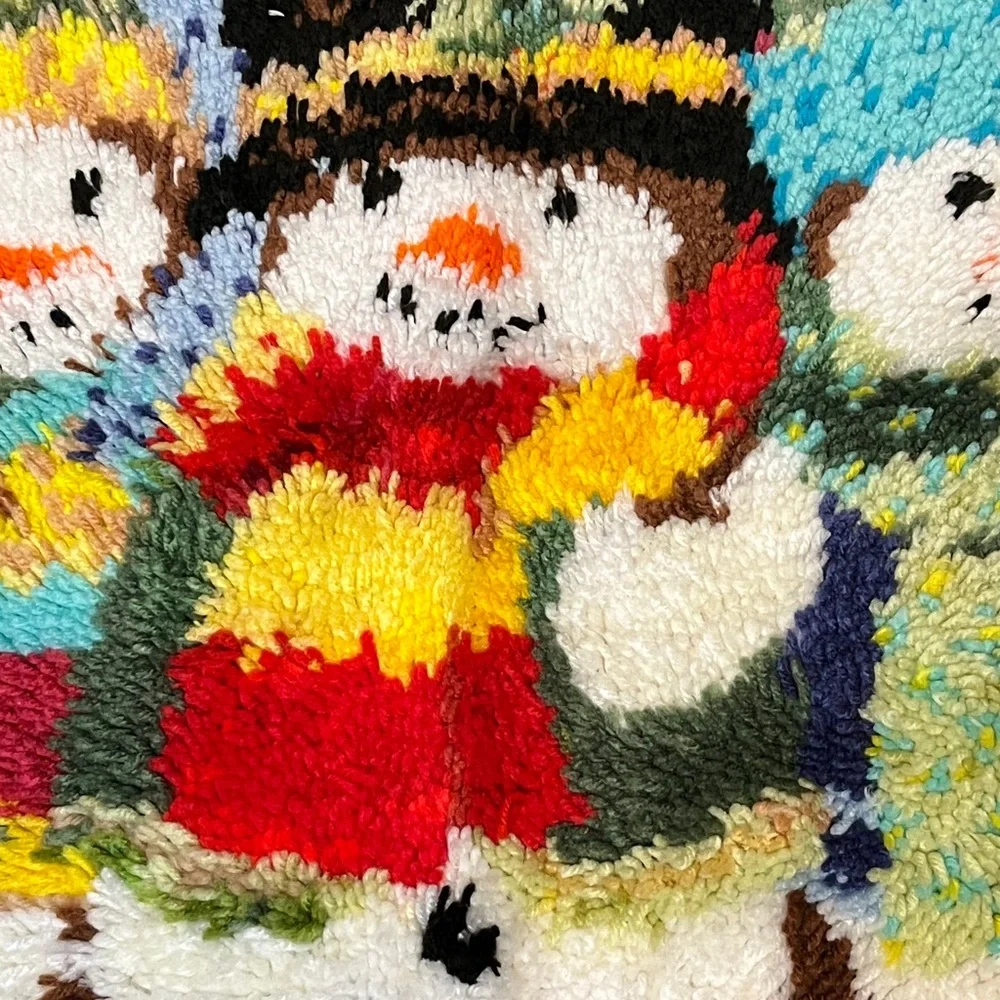 Vintage 1980s Latch Hook Snowman Pals Handmade Winter Festival Wall Hanging Rug - Picture 3 of 6
